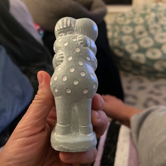 Isabel bloom signed hugging Eskimo children figurine - Picture 4 of 5